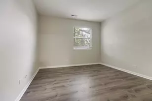 557 E Shag Bark Ln, Streamwood, IL 60107 - Photo 10