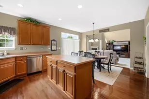 442 Winterberry Dr, Yorkville, IL 60560 - Photo 2