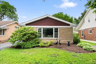 532 N Redfield Ct, Park Ridge, IL 60068 - Photo 2