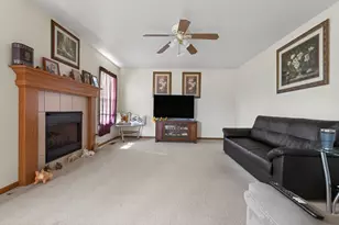 402 Scarlet Oak Dr, Poplar Grove, IL 61065 - Photo 4