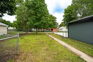 1313 Ewing St, Bloomington, IL 61701 - Photo 28