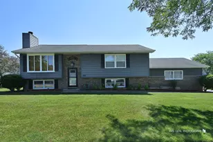 747 Monroe Dr, Lindenhurst, IL 60046 - Photo 1