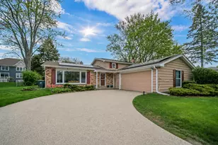 401 Greentree Pkwy, Libertyville, IL 60048 - Photo 1