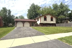 425 Carriage Hill Rd, Naperville, IL 60565 - Photo 2