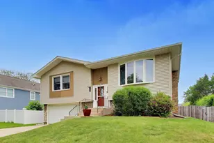 650 Nassau Dr, Roselle, IL 60172 - Photo 2