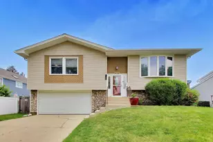 650 Nassau Dr, Roselle, IL 60172 - Photo 1