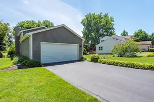 17505 W Woodland Dr, Grayslake, IL 60030 - Photo 4
