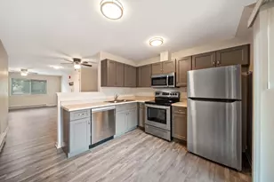 170 S Waters Edge Dr S, Glendale Heights, IL 60139 - Photo 6
