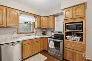 1362 Mill Pond Rd, Bourbonnais, IL 60914 - Photo 4