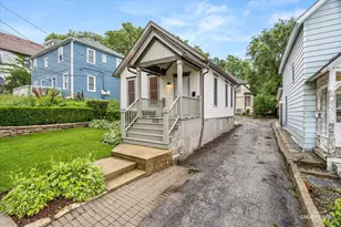 255 Bartlett Pl, Elgin, IL 60120 - Photo 2