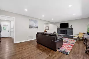 141 Adler Dr, Libertyville, IL 60048 - Photo 4
