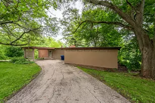 341 Hickory Haven Dr E, Gurnee, IL 60031 - Photo 2