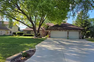 708 Galway Ln, Prospect Heights, IL 60070 - Photo 2