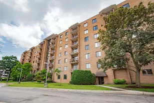 1717 W Crystal Ln, Mount Prospect, IL 60056 - Photo 2