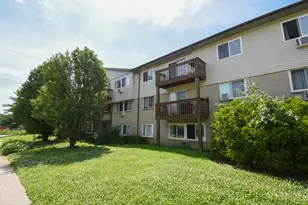 655 Deepwoods Dr, Mundelein, IL 60060 - Photo 1