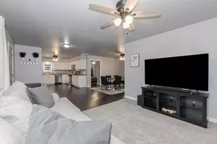 403 E Pease St, Heyworth, IL 61745 - Photo 8