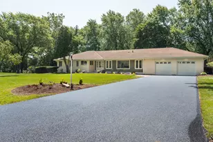 18 Lynn Dr, Hawthorn Woods, IL 60047 - Photo 2