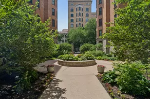 550 W Surf St, Chicago, IL 60657 - Photo 2