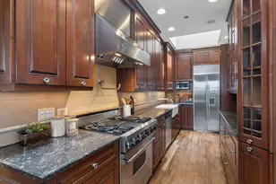 550 W Surf St, Chicago, IL 60657 - Photo 8
