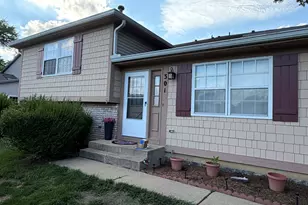 301 Cherrywood Ct, Vernon Hills, IL 60061 - Photo 1
