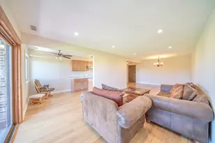 625 W Huntington Commons Rd, Mount Prospect, IL 60056 - Photo 2