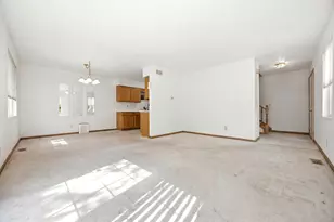 615 Silver Creek Rd, Woodstock, IL 60098 - Photo 8