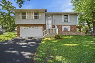136 Edgewater Dr, Crystal Lake, IL 60014 - Photo 1