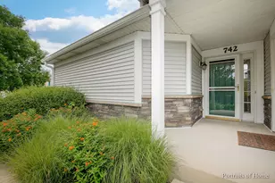 742 Genesee Dr, Naperville, IL 60563 - Photo 2