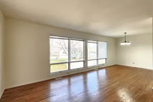 1360 Devonshire Ln, Hoffman Estates, IL 60169 - Photo 10