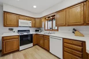 27W270 Sunnyside Ave, Winfield, IL 60190 - Photo 12