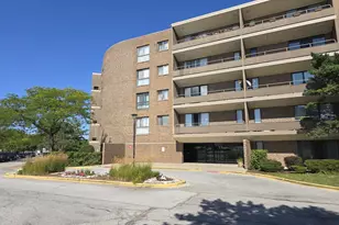 7 E Carriageway Dr, Hazel Crest, IL 60429 - Photo 2