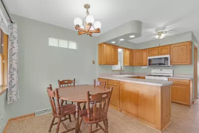 9804 S Springfield Avenue, Evergreen Park, IL 60805 - Photo 12