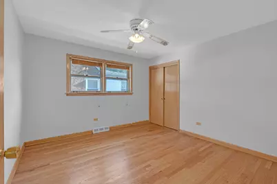 9804 S Springfield Avenue, Evergreen Park, IL 60805 - Photo 6