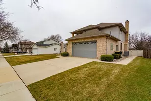 902 Somerset Dr, Carol Stream, IL 60188 - Photo 2