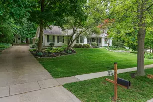 1701 Sweetbriar Dr, Bloomington, IL 61701 - Photo 2