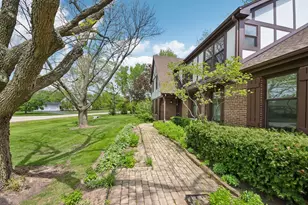 1152 Terre Dr, Libertyville, IL 60048 - Photo 4
