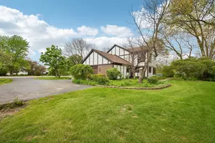 1152 Terre Dr, Libertyville, IL 60048 - Photo 2