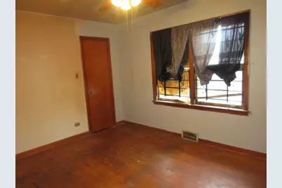 8153 S Marquette Avenue, Chicago, IL 60617 - Photo 8