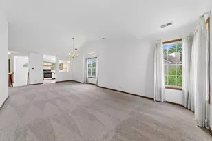 208 Chesterfield Ct, Schaumburg, IL 60193 - Photo 6