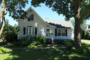 712 E Hurlbut Ave, Belvidere, IL 61008 - Photo 1