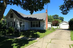 712 E Hurlbut Ave, Belvidere, IL 61008 - Photo 2