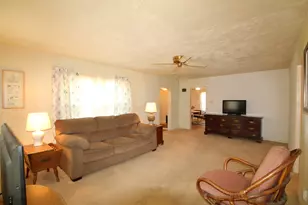 712 E Hurlbut Ave, Belvidere, IL 61008 - Photo 6