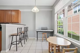 974 Kensington Dr, Northbrook, IL 60062 - Photo 2