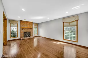 1341 E Thacker St, Schaumburg, IL 60173 - Photo 8