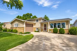 98 Lancaster Ln, Des Plaines, IL 60018 - Photo 1