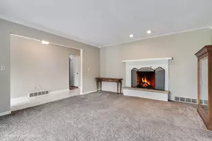 240 Park Crest Dr, Freeport, IL 61032 - Photo 2