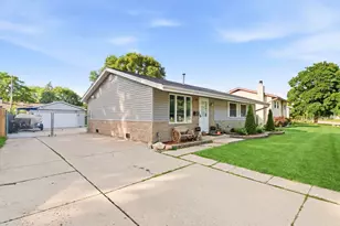 706 Hillside Dr, Streamwood, IL 60107 - Photo 2