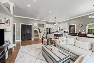 130 S Elm Tree Ln, Elmhurst, IL 60126 - Photo 4