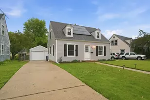 525 Sunset Dr, Elgin, IL 60123 - Photo 2