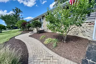 19402 Hahn Dr, Dekalb, IL 60115 - Photo 2